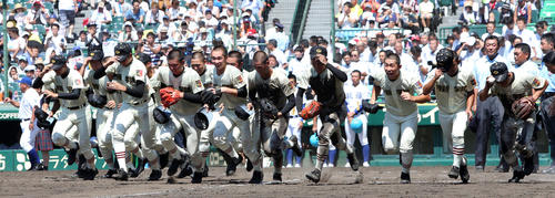筑陽学園に勝利しスタンドにかけ出す作新学院ナイン（撮影・栗木一考）