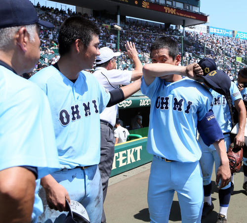 東海大相模に敗れ涙を流す近江・林（右）（撮影・栗木一考）