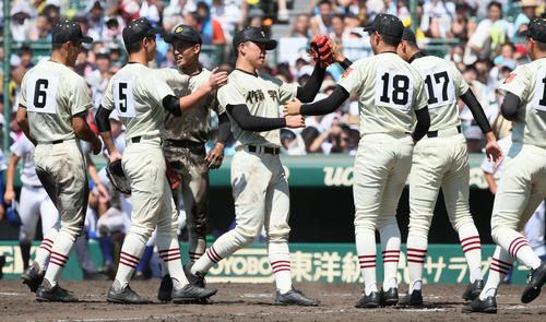 筑陽学園に勝利しナインとハイタッチする林（中央）（撮影・栗木一考）