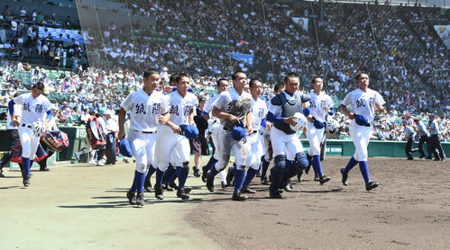 作新学院対筑陽学園　敗れた筑陽学園の選手たちは応援席へ駆けだす（撮影・山崎安昭）
