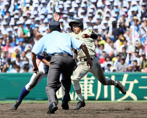 10回表作新学院1死一塁、江原は石井の二ゴロを捕球し、一塁走者中島（右）にタッチに向かうも出来ず（撮影・栗木一考）