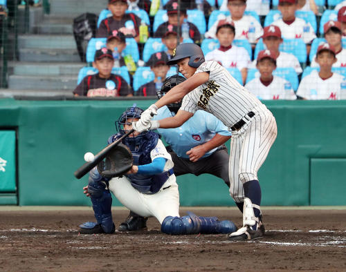花咲徳栄対明石商　7回裏明石商無死一、三塁、勝ち越しの右前適時打を放つ重宮（撮影・前田充）