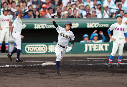 花咲徳栄対明石商　5回裏明石商2死一塁、中越えに逆転2点本塁打を放ち、ガッツポーズする水上（撮影・前田充）