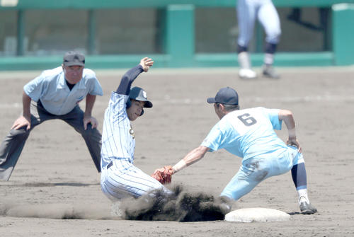 東海大相模対近江　6回表東海大相模無死一塁、西川のバントが捕邪飛となるが一走井上が二塁を狙いセーフ、右は遊撃手土田（撮影・上山淳一）