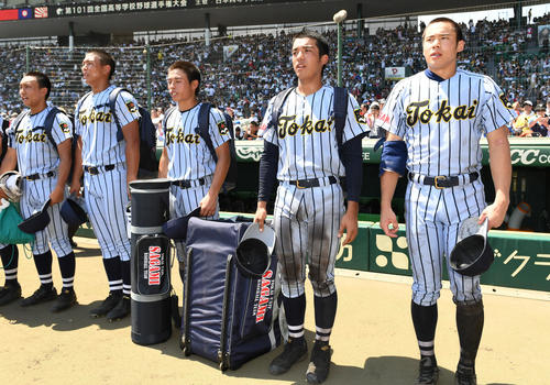 東海大相模対近江　勝利後にあいさつして引き揚げる遠藤（右）ら東海大相模の選手たち。帽子のつばには「ピースサイン　感謝　リラックス」などと書かれていた（撮影・山崎安昭）