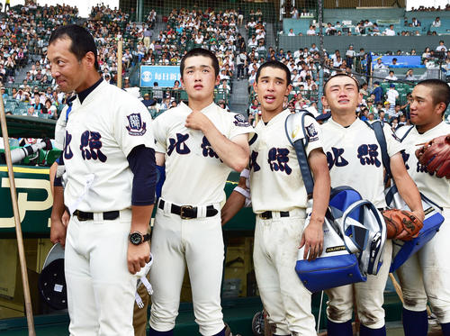 北照対中京学院大中京　惜しくも初戦で敗退となり甲子園を去る北照ナイン、左から上林弘樹監督、桃枝（撮影・清水貴仁）