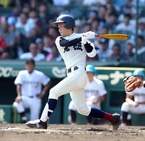 北照対中京学院大中京　6回表北照2死一、三塁、中前適時二塁打を放つ桃枝（撮影・大野祥一）