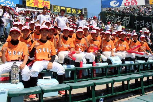 北照対中京学院大中京　スタンドで応援する北照・星野右翼手の出身チーム大阪球道の選手たち。最後列左から2人目が恩師で05年に東北の投手として甲子園8強入りした坂本さん（撮影・永野高輔）