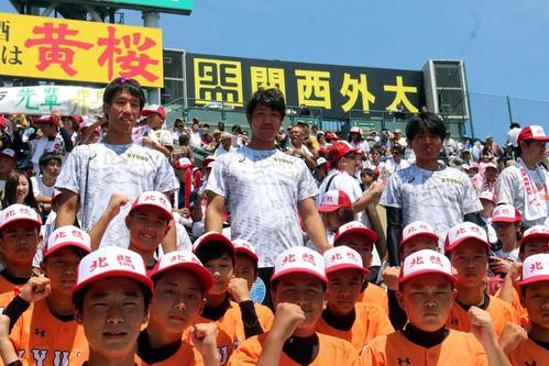 北照対中京学院大中京　スタンドで応援する北照・星野右翼手の出身チーム大阪球道の恩師で、05年に東北の投手として甲子園8強入りした坂本さん（後列中央）（撮影・永野高輔）
