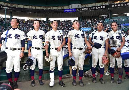 北照対中京学院大中京　惜しくも初戦で敗退となり甲子園を去る北照ナイン、左から上林弘樹監督、桃枝、伊藤、佐藤、国方、楠（撮影・清水貴仁）