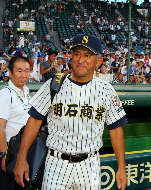 花咲徳栄対明石商　勝利し、にんまりする明石商・狭間監督（撮影・大野祥一）