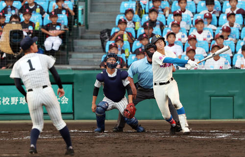 花咲徳栄対明石商　7回表花咲徳栄1死、同点の左越え本塁打を放つ菅原（撮影・前田充）
