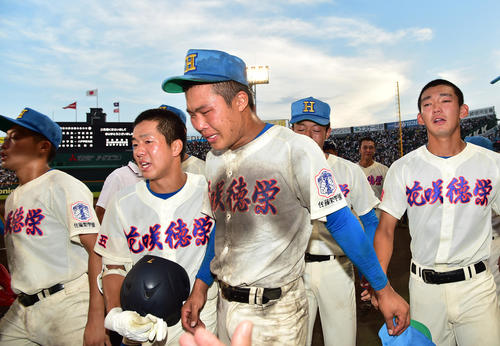 花咲徳栄対明石商　惜しくも試合に敗れ涙する花咲徳栄ナイン（撮影・清水貴仁）
