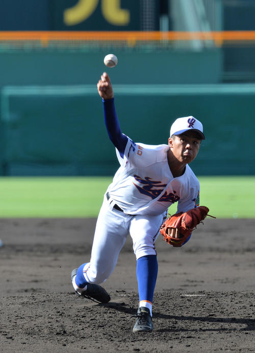 宇部鴻城対宇和島東　力投する宇部鴻城の先発・岡田佑斗（撮影・和賀正仁）