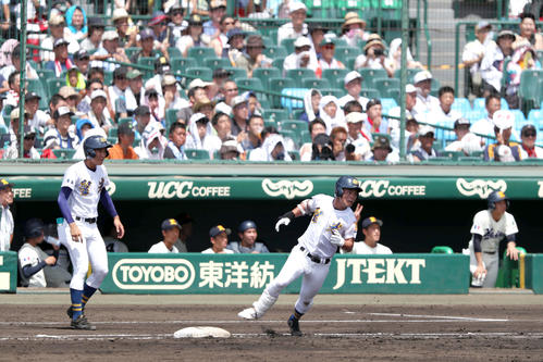 海星対聖光学院　3回表聖光学院無死、清水は左前打を放つも一塁ベースを踏み忘れ左ゴロとなりアウト（撮影・上山淳一）
