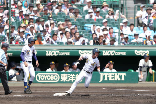 海星対聖光学院　3回表聖光学院無死、清水は左前打を放つも一塁ベースを踏み忘れ左ゴロとなりアウト（撮影・上山淳一）
