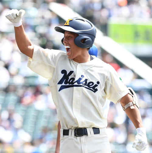 海星対聖光学院　4回表海星2死二塁、適時打を放ちガッツポーズの坂本（撮影・山崎安昭）