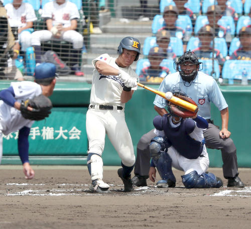 海星対聖光学院　6回表海星1死、大串は右越え本塁打を放つ（撮影・上山淳一）
