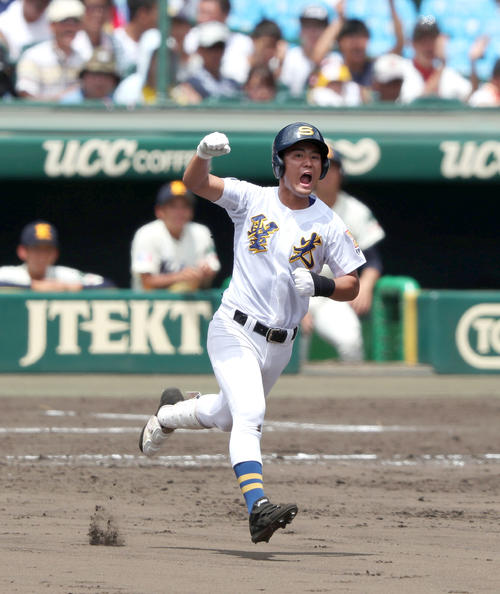 海星対聖光学院　7回裏聖光学院無死、荒牧は左中間本塁打を放ちガッツポーズでベースランする（撮影・上山淳一）