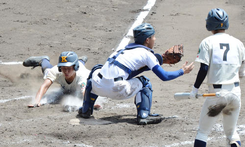 海星対聖光学院　9回表海星1死三塁、太田勇新の右飛で生還する高谷艦太、捕手は吉田修也（撮影・和賀正仁）
