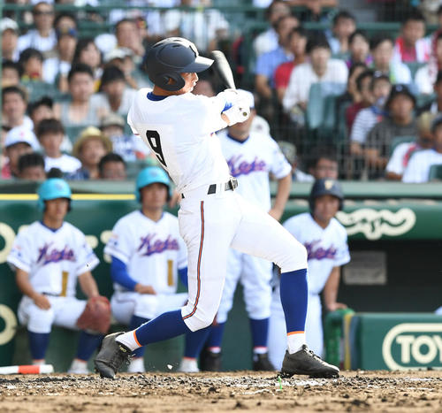 宇部鴻城対宇和島東　2回表宇部鴻城2死一、二塁、河村は左翼へ2点適時二塁打を放つ（撮影・山崎安昭）