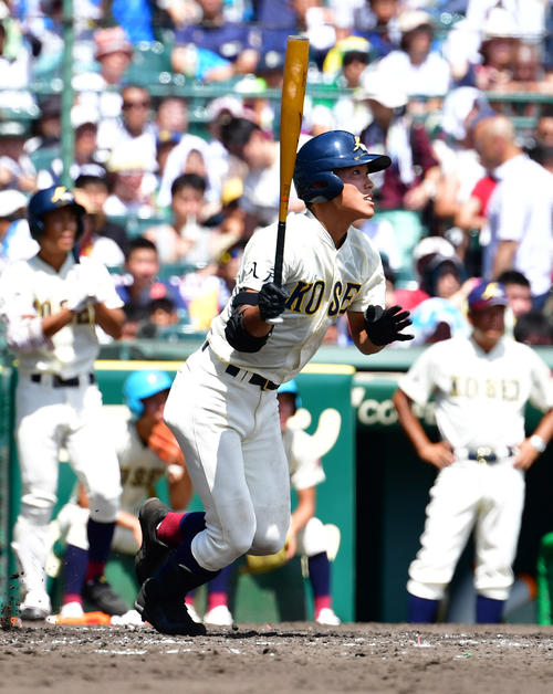 八戸学院光星対智弁学園　3回表八戸学院光星無死、中越え本塁打を放つ武岡（撮影・清水貴仁）