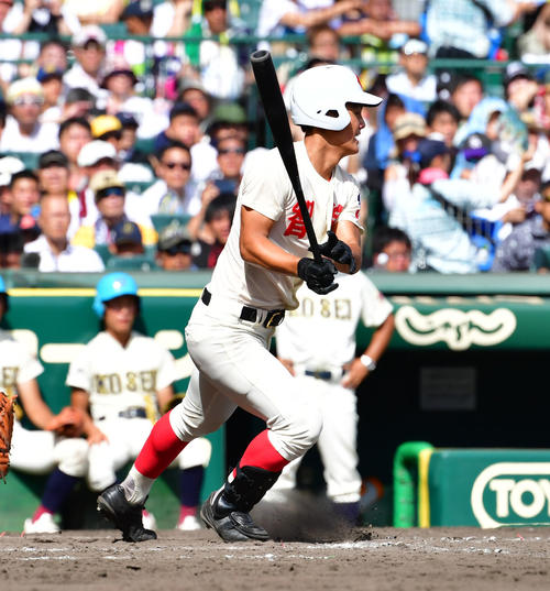 八戸学院光星対智弁学園　6回裏智弁学園2死満塁、逆転の2点適時二塁打を放つ前川（撮影・清水貴仁）