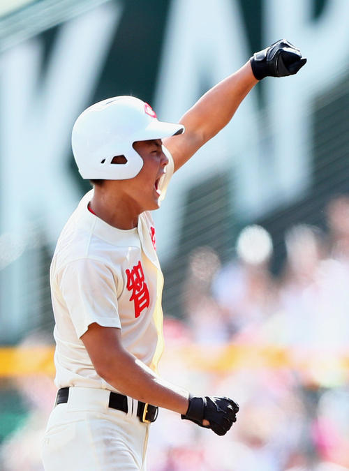 八戸学院光星対智弁学園　6回裏智弁学園2死満塁、前川は逆転の適時二塁打を放ち雄たけびガッツポーズ（撮影・足立雅史）