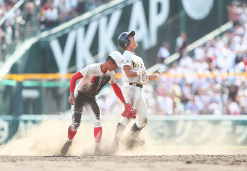 八戸学院光星対智弁学園　8回表八戸学院光星2死二塁、三塁線を破る適時二塁打を放ち雄たけびを上げる下山（撮影・足立雅史）