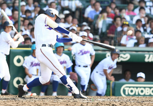 宇部鴻城対宇和島東　4回表宇部鴻城1死一塁、岡田は右越え2点本塁打を放つ（撮影・山崎安昭）