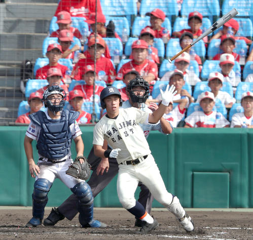 宇部鴻城対宇和島東　5回裏宇和島東無死、兵頭は左越え本塁打を放つ（撮影・上山淳一）