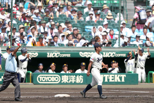 海星対聖光学院　3回表聖光学院無死、左前打を放った清水だったが一塁ベースを踏み忘れ一塁手大串（手前右）がボールを受け取りベースを踏んでアウトにする（撮影・上山淳一）