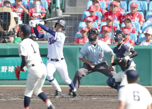 宇部鴻城対宇和島東　4回表宇部鴻城1死一塁、岡田は右越え2点本塁打を放つ（撮影・上山淳一）
