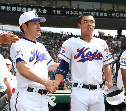宇部鴻城対宇和島東　宇和島東に勝利して握手をする尾崎公彦監督（左）、岡田佑斗（右）（撮影・白石智彦）