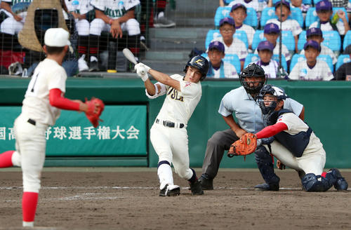 八戸学院光星対智弁学園　9回表八戸学院光星2死満塁、勝ち越しの2点適時内野安打を放つ沢波（撮影・前田充）