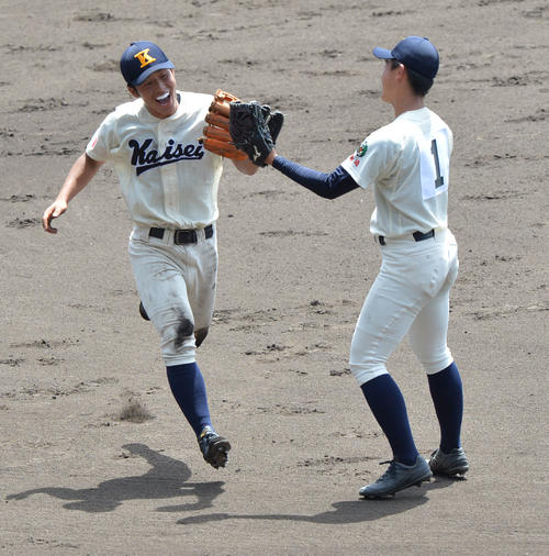 海星対聖光学院　5回裏聖光学院2死一、三塁、三塁線を強襲する打球を好捕した海星三塁手・坂本芽玖理は柴田蓮人をグラブタッチ（撮影・和賀正仁）