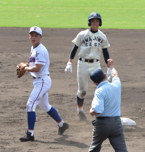 宇部鴻城対宇和島東　7回裏無死一、二塁、二塁けん制でタッチアウトになる二走・舩田（右）、野手は古川（撮影・和賀正仁）