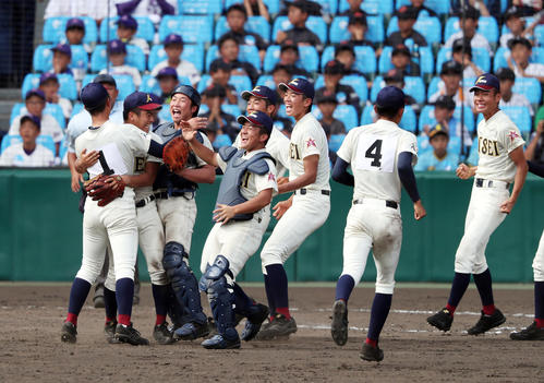 八戸学院光星対智弁学園　智弁学園に勝利し、抱き合って喜ぶ八戸学院光星ナイン（撮影・前田充）