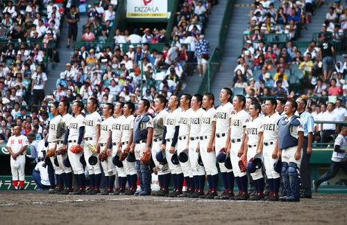 八戸学院光星対智弁学園　接戦を制した八戸学院光星ナインは高らかに校歌を歌う