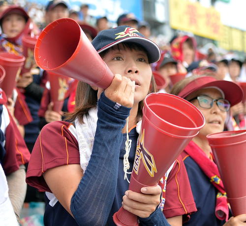 スタンドから声援を送る八戸学院光星・近藤の母慶子さん