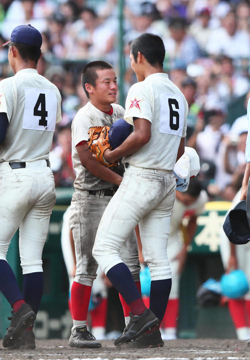 八戸学院光星対智弁学園　試合を終え、健闘をたたえ合う智弁学園・坂下（左）と八戸学院光星・武岡（撮影・足立雅史）