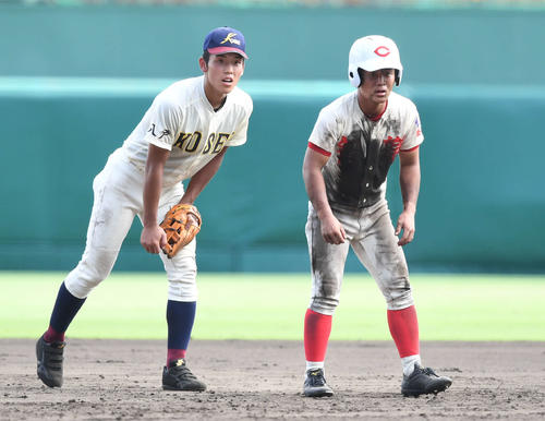 八戸学院光星対智弁学園　八戸学院光星遊撃手武岡（左）と二塁走者坂下（撮影・山崎安昭）
