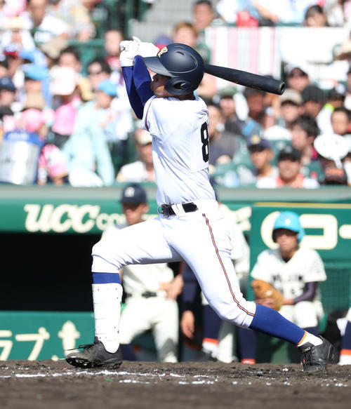 宇部鴻城対宇和島東　4回表宇部鴻城1死一塁、岡田は右越え本塁打を放つ（撮影・白石智彦）