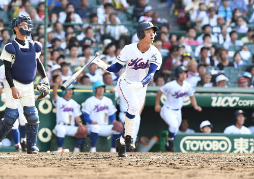 宇部鴻城対宇和島東　4回表宇部鴻城1死一塁、岡田は右越え2点本塁打を放つ（撮影・山崎安昭）