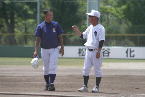 練習会場が重なり談笑する明徳義塾・馬淵監督（右）と星稜・林監督（撮影・柏原誠）