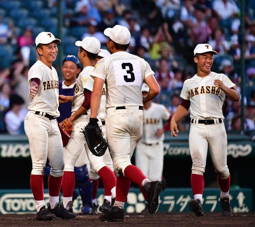 神村学園対高岡商　完投勝利し笑顔をみせる高岡商・荒井投手（左）（撮影・清水貴仁）