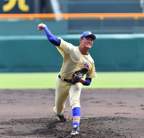 旭川大高戦で力投する星稜・奥川恭伸（2019年8月7日撮影）