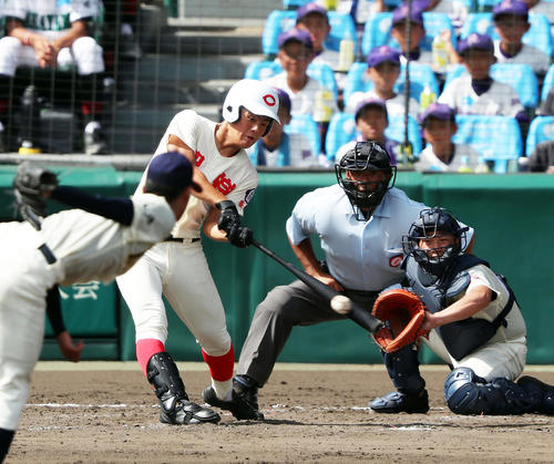 6回裏智弁学園無死二塁、右前適時打を放つ前川（撮影・前田充）