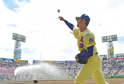 星稜対立命館宇治　試合前、スタメンを外れた星稜・奥川はベンチ前でキャッチボールを行う（撮影・清水貴仁）
