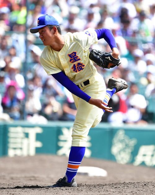 星稜対立命館宇治　6回途中から3番手で登板する星稜・奥川投手（撮影・清水貴仁）